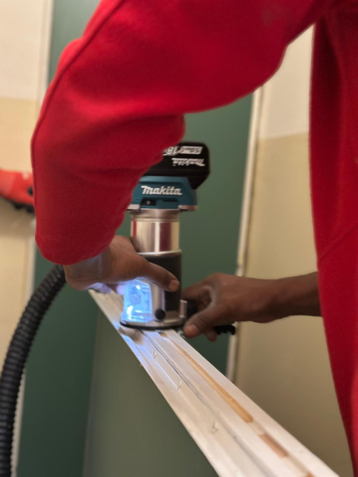 Kozijn met afplakwerk klaar voor schilderbeurt