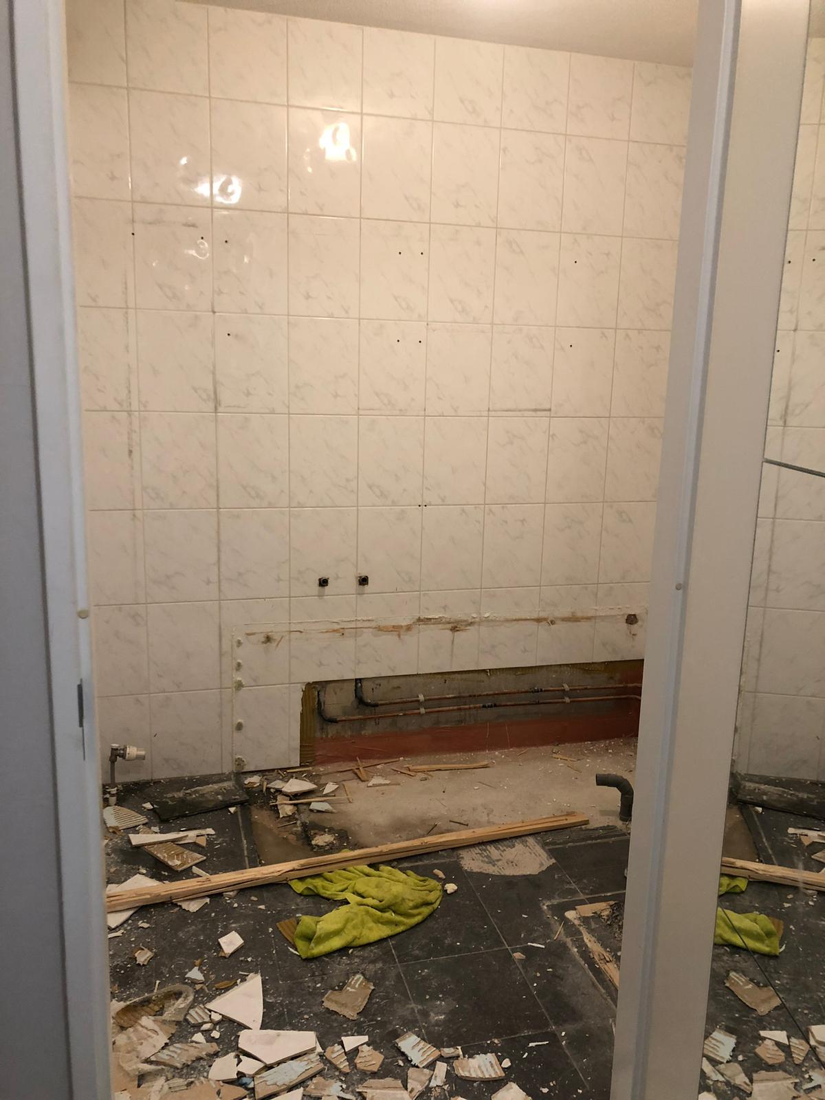 Gestripte badkamer tijdens sloopwerkzaamheden